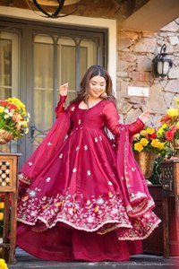 Robe Anarkali rouge florale tissée et brodée avec dupatta, ensemble traditionnel pour femme orné de sequins et de Zari, idéal pour mariage, fête ou Diwali - Product Image 5