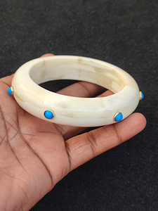 Brazalete de Cuerno de Búfalo con Acabado Liso Estilo Animal de NEHA ENTERPRISES, Brazalete de Moda Elegante Hecho a Mano, Arte y Coleccionable - Product Image 1