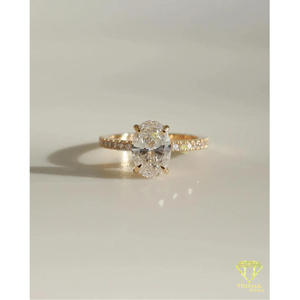 Bague de fiançailles élégante en moissanite, sertie d'un diamant de taille ovale, avec une alliance dorée, bague de luxe parfaite - Product Image 2
