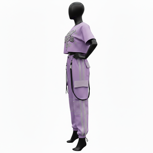 Ensemble jogging femme en molleton coton polyester 320 GSM, couleur lilas, avec panneaux cargo latéraux, sangle et logo thermocollé en strass. - Product Image 4