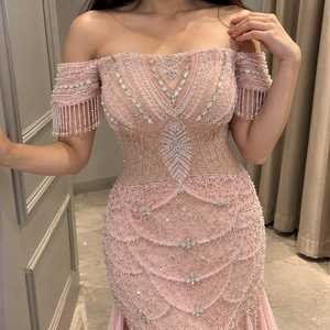 Vestido de noche de satén rosa rubor estilo sirena con corsé bordado de cuentas en los hombros, mangas con flecos y bordado de cristales, largo hasta el suelo y cintura imperio. - Product Image 3
