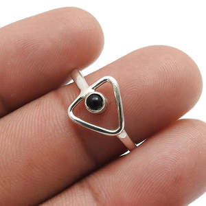 Bague en forme de triangle creux pour femme avec serti clos à facettes rondes, pierre précieuse onyx noir, style minimaliste bohème en argent 925 - Product Image 4