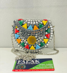 Sac à main sophistiqué Boho Chic avec finition métallique et gravures uniques idéal pour les tenues de soirée et les occasions spéciales - Product Image 6