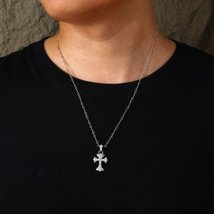 Collier avec pendentif croix plaqué argent avec cristaux en strass, charme religieux, bijoux de mode unisexe, cadeau - Product Image 1