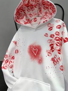เสื้อฮู้ดดี้ผู้ชายสีขาวลายริมฝีปากและหัวใจ ผ้าฟลีซหนานุ่ม แขนยาว มีกระเป๋าจิงโจ้ รับผลิตแบบ OEM ODM ขายส่ง - Product Image 4