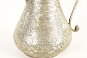 Ewer en laiton de style persan du XIXe siècle, argenté, avec multiples gravures figuratives et autres scènes sur le corps - marqué d'un sceau. - Product Image 4