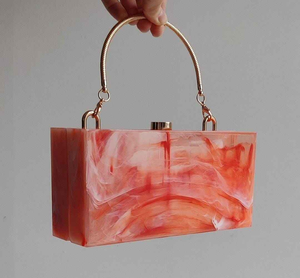 Cristales de Resina y Madreperla, Elegante Bolso de Mano de Resina Negra para Novia con Perilla Dorada, Regalo para Damas de Honor por MULTI CRAFT - Product Image 1