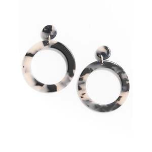 Boucles d'oreilles en résine élégantes, finition brillante, design moderne, durables, luxe, mode, par des artisans expérimentés, accessoires de bijoux - Product Image 1