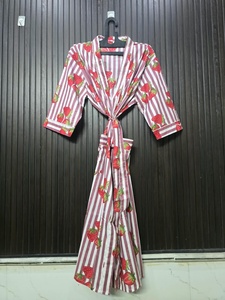 เสื้อคลุมสตรีลายสตรอเบอร์รี่สีน้ำตาลแขนสามส่วนคอวียาวเต็มตัวผ้าฝ้าย 100% นุ่มสบายสวมใส่สบายๆในฤดูใบไม้ผลิ - Product Image 1