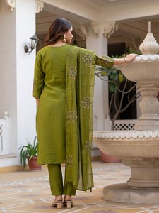 Conjunto de Kurti Étnico de Seda Mango de Lujo con Pantalones Rectos y Dupatta de Seda Maslin de Diseño |   Proveedor de Ropa B2B - Product Image 3