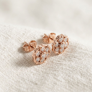 Pendientes de Oro Rosa con Flor y Diamantes Redondos de Corte Brillante, Engaste de Garra, Joyería Fina Clásica para Compromiso o Uso Religioso para Mujer - Product Image 2