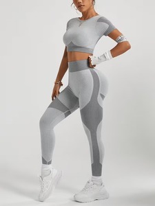 Conjunto Deportivo de 2 Piezas para Mujer, Sujetador Deportivo Sin Costuras con Espalda Cruzada y Leggings de Cintura Alta con Control de Abdomen, Ropa Deportiva Minimalista Sólida para Entrenamiento - Product Image 2