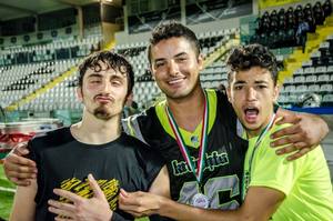 Camiseta de fútbol americano de corte atlético con inserciones de malla y paneles elásticos que permiten un flujo de aire óptimo y libertad de movimiento - Product Image 5