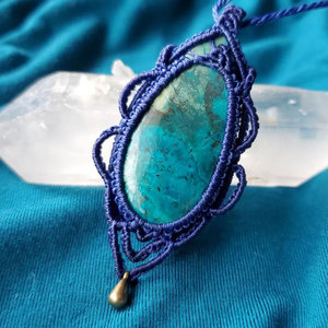Collier pendentif en macramé turquoise, style bohème, forme goutte d'eau, pierre naturelle sertie, unisexe, à porter au quotidien - Product Image 2