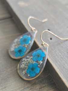 Boucles d'oreilles tendance en résine éco-responsable motif ange, article très prisé pour femme, fabriquées à la main en Inde, artisanat en résine pour fêtes - Product Image 4