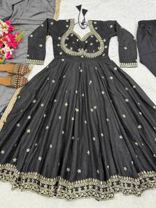 Ensemble de robe Anarkali noire élégante pour femmes avec broderie dorée, robe longue évasée ethnique, robe de soirée avec dupatta - Product Image 5