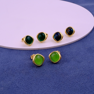 Boucles d'oreilles clous délicates en préhnite naturelle - Clous carrés plaqués or - Pierre précieuse verte douce - Bijoux faits à la main - Cadeau pour femme R - Product Image 5