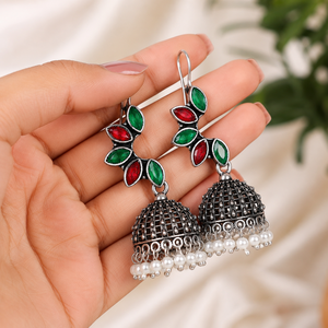 Pendientes Jhumka de Plata Oxidada Hechos a Mano con Hojas de Rubí y Esmeralda con Gotas de Perla |   Pendientes Bohemios Indios Vintage al por Mayor - Product Image 6