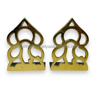 Un par de cubiertas de latón de estilo abierto de color hoja dorada diseñadas para guitarras eléctricas. - Product Image 4