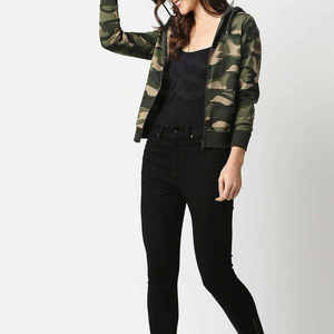 Ensemble de survêtement camouflage TOPSHOW Streetwear pour femme avec broderie personnalisée, sweat à capuche zippé et pantalon de survêtement - Product Image 4