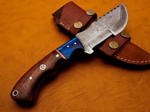 Cuchillo de Camping Personalizado Hecho a Mano con Borde Dentado, Acero de Damasco, Mango de Madera, Funda de Cuero, OEM/ODM Disponible - Product Image 2