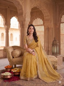 Sari de seda de lujo para fiestas con hermoso borde con cuentas y blusa sin coser con trabajo elaborado. - Product Image 1