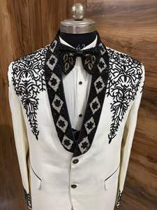 Costume de smoking blanc brodé pour homme avec revers en tissu perlé noir – Costume 3 pièces pour mariage, cérémonie ou soirée - Product Image 2