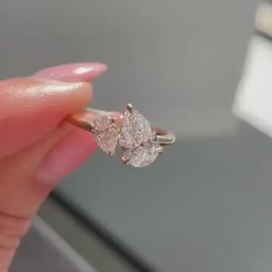 Anillo de Compromiso Toi Et Moi con Diamante Cultivado en Laboratorio de Corte Pera de 2 Quilates, Anillo Nupcial Impresionante: Personalizable con Moissanita o Diamante Natural - Product Image 5