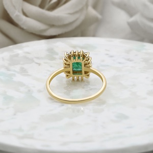 แหวนหมั้นเพชรทรงเหลี่ยมมรกตสีเขียวทองคำแท้ 14K ประดับเพชรรอบวง งานจิวเวลรี่ชั้นดี ขายส่ง รับสั่งทำ อัญมณีแท้สำหรับผู้หญิง - Product Image 4