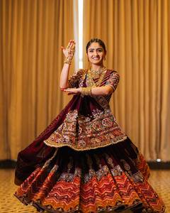 Conjunto de Lehenga Choli Bordado en Algodón Borgoña, Estilo Banarasi de Terciopelo, Vestido de Novia Indio con Dupatta para Fiestas y Festivales - Product Image 1