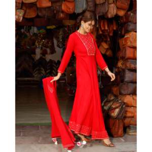 Ensemble de costume long en mousseline de rayonne rose rouge pour femme avec design de col, disponible en taille XS - Product Image 4
