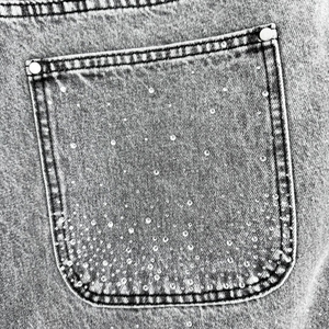 Shorts en jean pour femme à prix d'usine, confortables, taille basse, personnalisables, style Y2K, avec poches cargo et effet enveloppant - Product Image 5