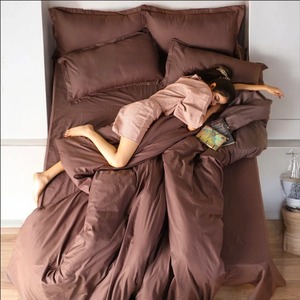 Juego de Sábanas de Lujo Color Chocolate Marrón con Fundas de Almohada, Acabado Satinado - Product Image 2