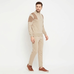 Ensemble de survêtement deux pièces beige pour homme avec empiècements marron aux épaules et sweat-shirt à quart de zip pour un style décontracté - Product Image 3