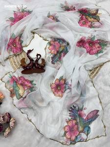 ผ้าไหมเทบบี้พิมพ์ลายดอกไม้สุดหรูหรา สีสันสวยงามทันสมัย พร้อมงานปักด้วยมือด้วยไหมพรมและมุก ผลิตโดยผู้ผลิตผ้าส่าหรีจากเมืองสุรัต - Product Image 3