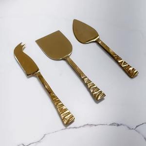 Un lujoso y elegante juego de cuchillos para queso de metal que ofrece un servicio profesional de queso en tu hogar. - Product Image 2