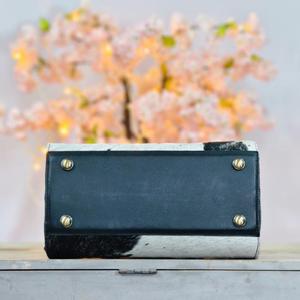 Bolso de Mano de Cuero Vacuno de Lujo con Diseño Floral Repujado y Cierre de Cremallera con Piedra Turquesa, Bolso Duradero para Mujer - Product Image 3