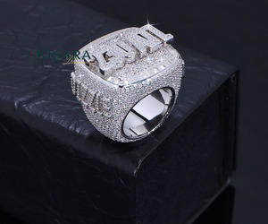 Anillo de cóctel de plata 925 para hombre con moissanita, corte brillante redondo, engaste pavé, diseño de letras, estilo de lujo - Product Image 1