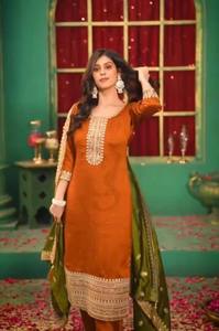 NUEVO LANZAMIENTO: Conjunto Moderno de Salwar Kameez Sharara con Top y Dupatta en Tela de Seda Chino Pura con Bordado Pesado y Lentejuelas - Product Image 2