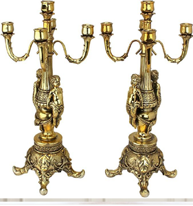 Candelabro alto y ornamentado, bañado en oro, con columnas acanaladas detalladas y brazos curvos, disponible a precios de mayorista. - Product Image 6