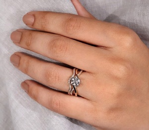 Ensemble de bagues de fiançailles en or 18 carats avec diamant rond de 1,10 carat, couleur E, VS, diamant cultivé en laboratoire, et alliance assortie incurvée de 0,12 carat - Product Image 1