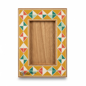 Plateau de service rectangulaire en bois artisanal avec bordure incrustée de carreaux géométriques colorés - Product Image 2