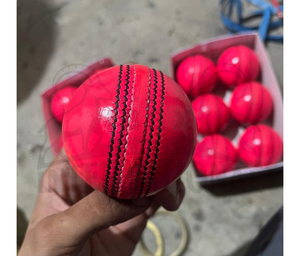 Balle de cricket rose 156 g |   Ballon de cricket cousu à la machine, 4 pièces |   Noyau entièrement en liège |   Cuir de vache |   Ibex Hills International - Product Image 5