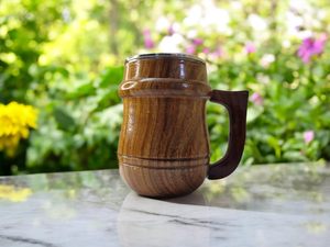 Taza/Vaso de Madera de Sheesham Hecho a Mano de Primera Calidad con Interior de Acero Inoxidable y Asa Ergonómica de Madera, Madera Natural - Product Image 1