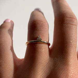 Anillo de compromiso de oro amarillo de 10K con moissanita de corte redondo y engaste de tres piedras, anillo trilogía de oro macizo, pequeño anillo de regalo de amistad - Product Image 1