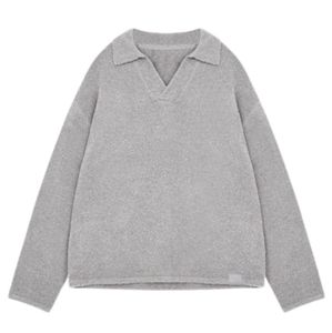 Polo à manches longues en tricot bouclé gris chiné, confortable et élégant, idéal pour un style décontracté et détendu - Product Image 1