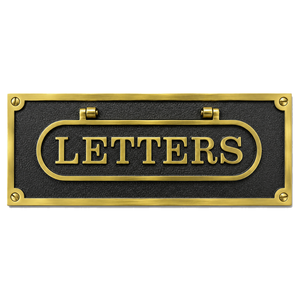 Plaque de porte traditionnelle en lettres noires et laiton avec installation par vis pour entrée - Product Image 1