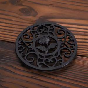 Trípode Moderno de Aluminio, Decorativo y Resistente al Calor, para Mesa de Comedor y Encimera, con Acabado Dorado de Lujo - Product Image 2