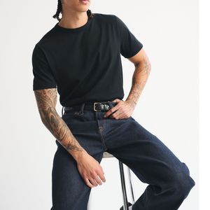 เสื้อยืดสีดำพรีเมียมสำหรับผู้ชาย ผ้าฝ้าย 100% รับผลิตแบบ OEM ODM ขายส่ง เสื้อยืดเรียบง่ายพื้นฐาน คุณภาพสูง เสื้อผ้าที่จำเป็น - Product Image 6