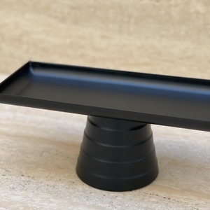 Elegante soporte rectangular negro mate para tartas con base cónica a juego, perfecto para la decoración moderna de hogares industriales. - Product Image 5